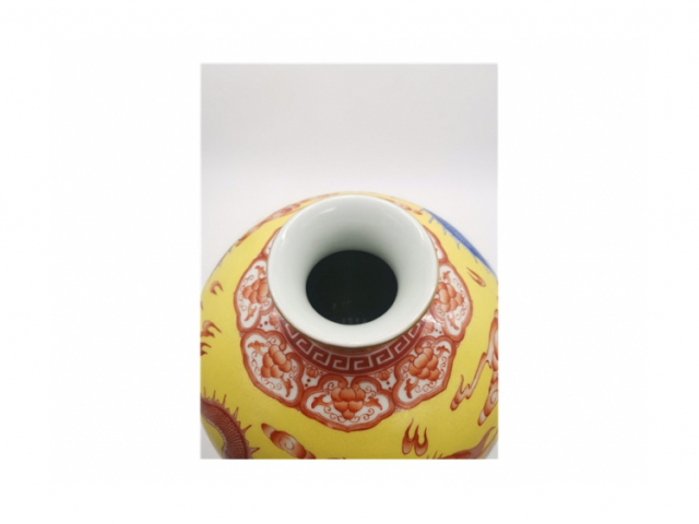 黃釉龍紋瓶